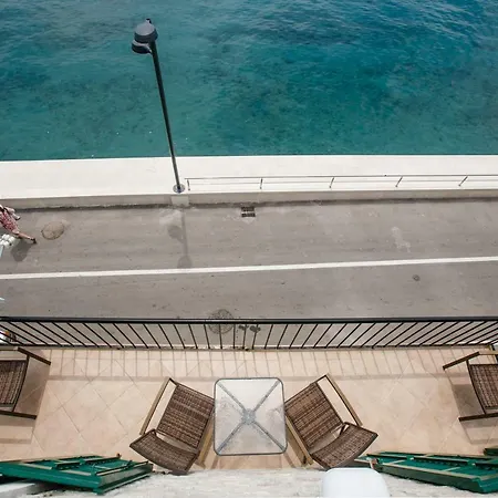 Captain's House, Bol-brac
