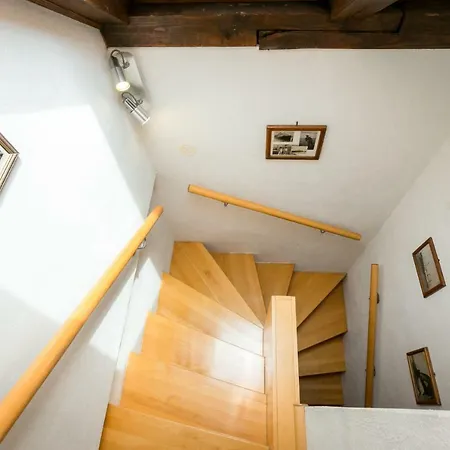 Captain's House, Bol-brac